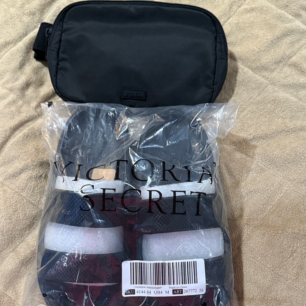 NWT Victoria's Secret woman’s slipper with Black Pouch